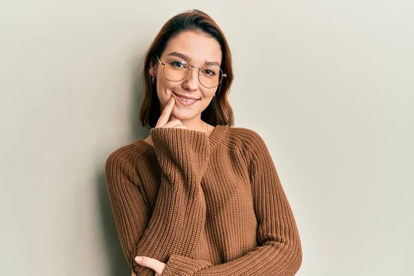 Ung Kaukasiska Kvinna Bär Casual Kläder Och Glasögon Ler Ser — Stockfoto