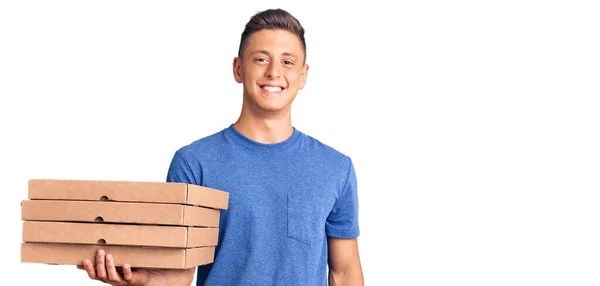 Νεαρός Όμορφος Ισπανός Που Κρατάει Κουτί Της Πίτσας Δείχνει Θετικός — Φωτογραφία Αρχείου
