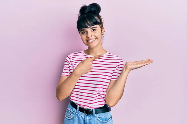 Junge Hispanische Mädchen Lässiger Kleidung Staunen Und Lächeln Die Kamera — Stockfoto