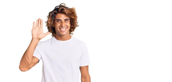 Joven Hombre Hispano Vistiendo Camiseta Blanca Casual Renunciando Decir Hola — Foto de Stock