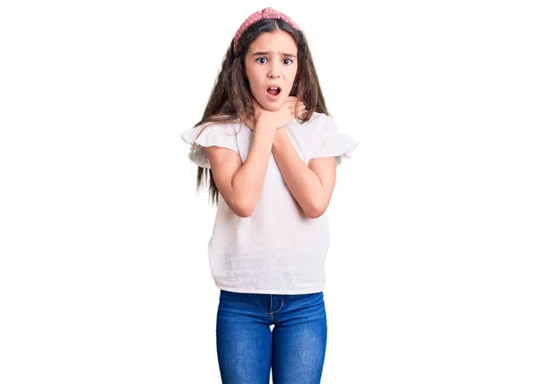 Schattig Latijns Amerikaans Kind Meisje Draagt Casual Witte Tshirt Schreeuwen — Stockfoto