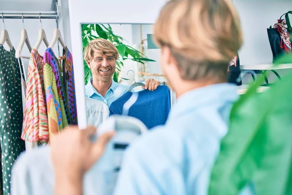 Yakışıklı Beyaz Adam Alışveriş Merkezinde Kıyafet Denerken Mutlu Alışverişler Yapıyor — Stok fotoğraf