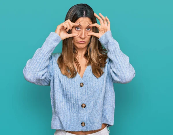 Junge Frau Lässiger Kleidung Die Versucht Die Augen Mit Den — Stockfoto