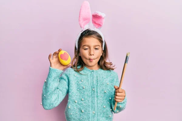 Kleines Schönes Mädchen Mit Niedlichen Osterhasenohren Die Bunte Eier Halten — Stockfoto