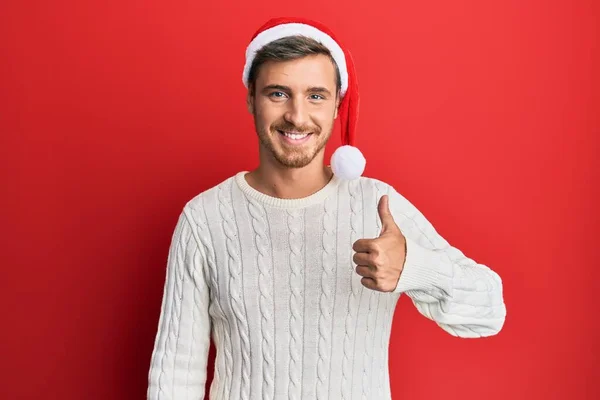 Красивый Белый Мужчина Рождественской Шляпе Улыбается Счастливым Позитивным Большой Палец — стоковое фото