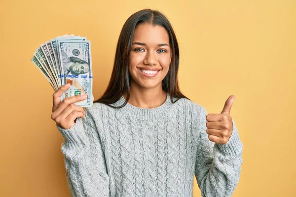 Vacker Latinamerikansk Kvinna Håller Dollar Ler Glad Och Positiv Tummen — Stockfoto