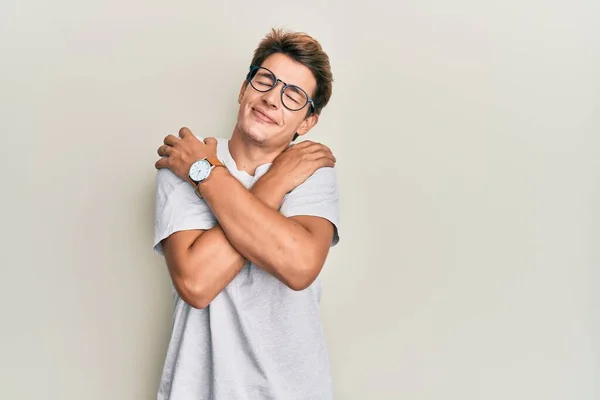 Beau Homme Caucasien Portant Des Vêtements Décontractés Des Lunettes Câlinant — Photo