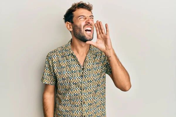 Pohledný Muž Vousy Neformální Módní Košili Křičí Křičí Hlasitě Stranu — Stock fotografie