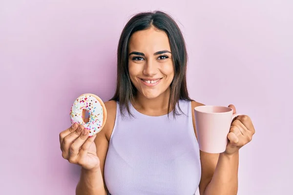 Jovem Morena Comendo Donut Bebendo Café Sorrindo Com Sorriso Feliz — Fotografia de Stock