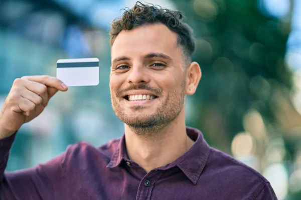 Νεαρός Ισπανός Χαμογελά Χαρούμενος Κρατώντας Πιστωτική Κάρτα Στην Πόλη — Φωτογραφία Αρχείου