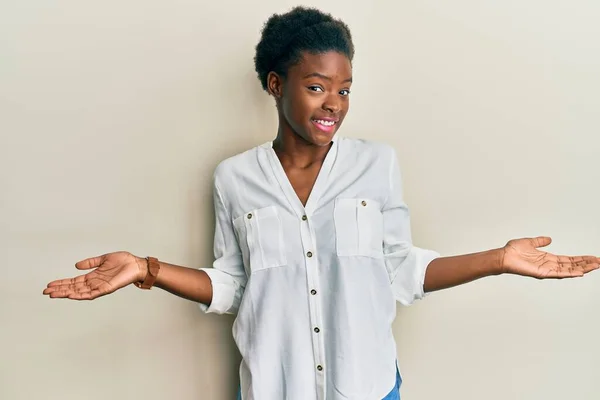 Mladý Africký Američan Dívka Sobě Ležérní Oblečení Úsměvem Ukazující Obě — Stock fotografie