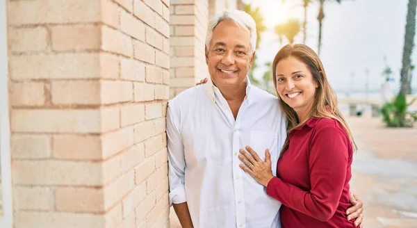 Hispanisches Paar Mittleren Alters Lächelt Glücklich Und Umarmt Sich Auf — Stockfoto