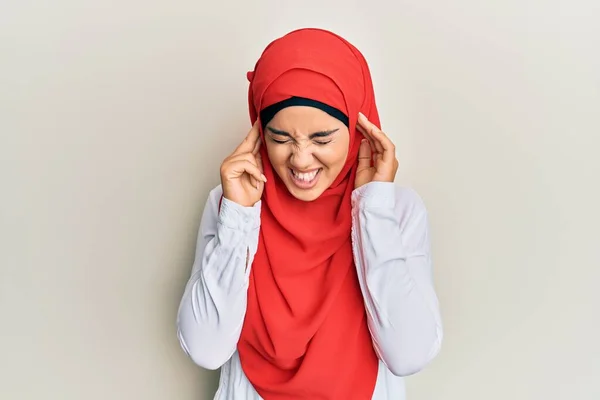 Jovem Bela Menina Hispânica Vestindo Tradicional Lenço Islâmico Hijab Cobrindo — Fotografia de Stock