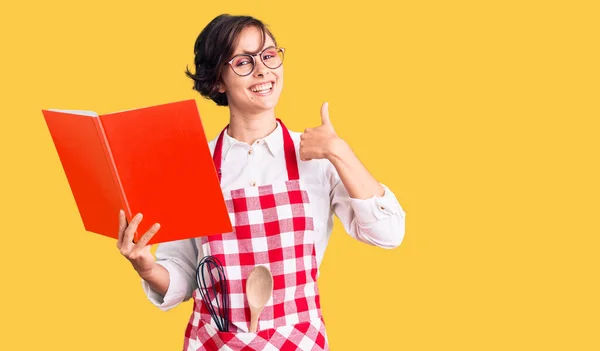 Vacker Ung Kvinna Med Kort Hår Bär Professionell Bagare Förkläde — Stockfoto