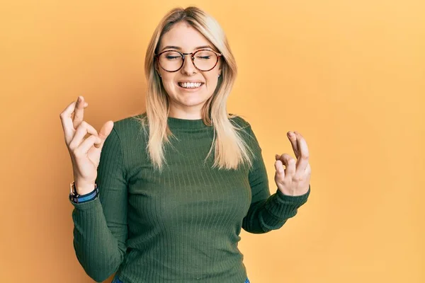 Junge Kaukasische Frau Lässiger Kleidung Und Brille Mit Erhobenem Zeigefinger — Stockfoto