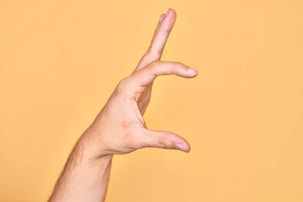 Mano Joven Caucásico Mostrando Los Dedos Sobre Fondo Amarillo Aislado —  Fotos de Stock