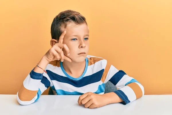 Förtjusande Kaukasiska Unge Klädd Avslappnade Kläder Sitter Bordet Med Handen — Stockfoto