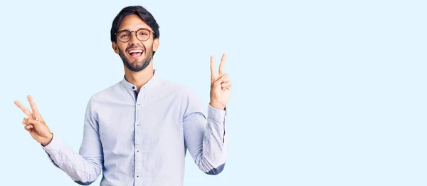 Pohledný Hispánec Pracovní Košili Brýlích Usmívá Vyplazeným Jazykem Ukazujícím Prsty — Stock fotografie