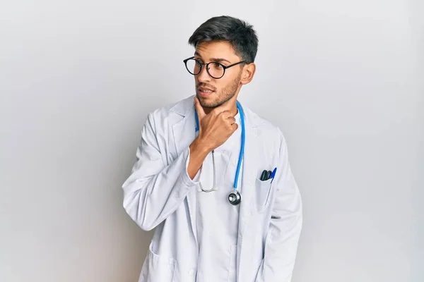 Doktor Üniforması Giyen Yakışıklı Bir Genç Eli Çenesinde Steteskop Takan — Stok fotoğraf