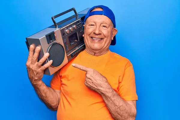 Senior Moderní Pohledný Šedovlasý Muž Čepicí Poslouchající Hudbu Držící Boombox — Stock fotografie