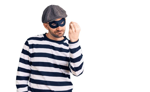 Hırsız Maskesi Takan Yakışıklı Genç Adam Talyan Jesti Yapıyor Parmaklarıyla — Stok fotoğraf