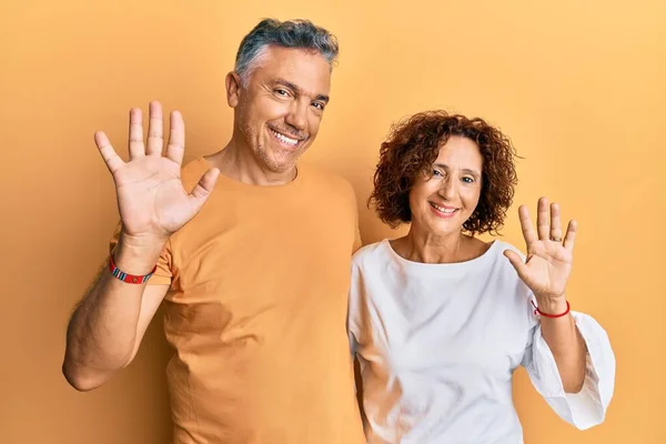 Schönes Paar Mittleren Alters Lässiger Kleidung Das Auf Ein Fröhliches — Stockfoto