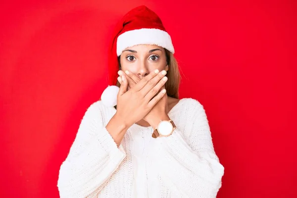Junge Brünette Frau Mit Weihnachtsmütze Schockiert Mund Mit Händen Für — Stockfoto