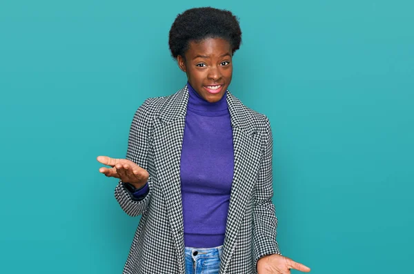 Jovem Menina Afro Americana Vestindo Roupas Casuais Sorrindo Alegre Com — Fotografia de Stock