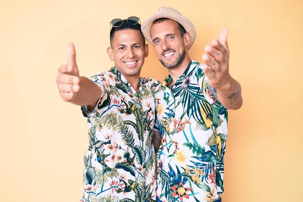 Joven Pareja Gay Dos Hombres Con Sombrero Verano Camisa Hawaiana — Foto de Stock