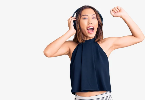 Joven Hermosa Chica China Escuchando Música Usando Auriculares Gritando Orgulloso — Foto de Stock