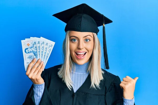 Hermosa Mujer Rubia Con Gorra Graduación Bata Ceremonia Sosteniendo Tailandia — Foto de Stock