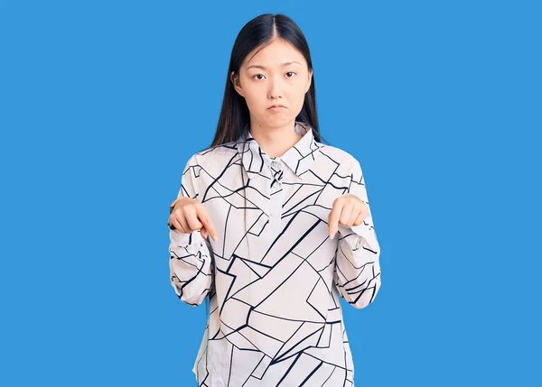 Joven Hermosa Mujer China Con Camisa Casual Apuntando Hacia Abajo — Foto de Stock