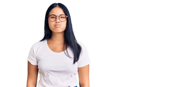 Junge Schöne Asiatische Mädchen Lässiger Kleidung Und Brille Die Wangen — Stockfoto