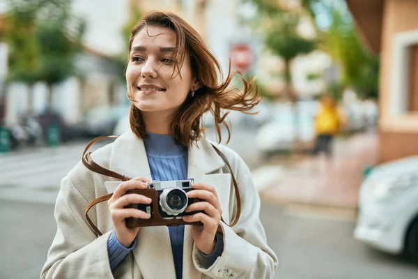 Mladá Hispánská Turistka Šťastně Usmívá Pomocí Vintage Kamery Městě — Stock fotografie