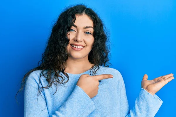 Mladá Bruneta Žena Kudrnatými Vlasy Sobě Ležérní Oblečení Ohromen Usmívá — Stock fotografie