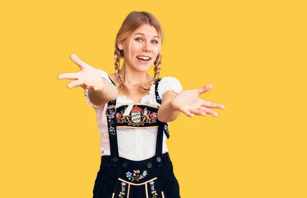 Ung Vacker Blond Kvinna Bär Oktoberfest Klänning Ler Glad Erbjuda — Stockfoto