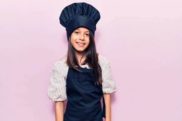 Krásná Holčička Kuchařské Uniformě Šťastným Chladným Úsměvem Tváři Šťastný Člověk — Stock fotografie