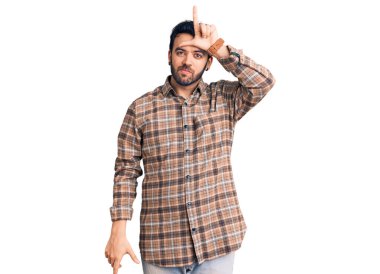 Latin asıllı genç adam sıradan kıyafetler giyiyor. Alnında parmakları olan insanlarla dalga geçiyor. Ezik hareketler yapıyor, alay ediyor, hakaret ediyor.. 