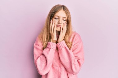 Güzel, genç, beyaz bir kız günlük kıyafetler giyiyor. Yorgun eller, yüzünü kapatıyor. Depresyon ve üzüntü yaşıyor. 