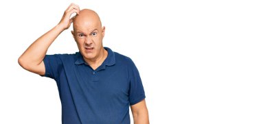 Sıradan kıyafetler giyen orta yaşlı kel bir adam soru sormayı ve kafasını karıştırıyor. Şüpheyle kararsız, kafa kafaya düşünerek. Düşünceli kavram. 