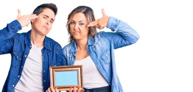 Birkaç kadın boş bir çerçeve tutarak ateş ediyor ve kendini öldürüyor. Elini ve parmaklarını silah gibi kullanıyor. İntihar hareketi.. 