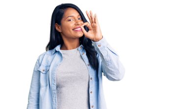 Uzun saçlı, rahat kot ceket giyen, gülümseyen İspanyol kadın el ve parmaklarıyla 