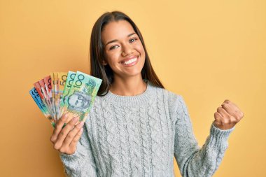 Güzel İspanyol kadın elinde dolarlarla gururla bağırıyor zaferi ve başarıyı kutluyor. 