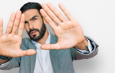 İş kıyafetleri giyen, el ve parmaklarını kullanarak çerçeve yapan genç İspanyol adam, kamera bakış açısı. 