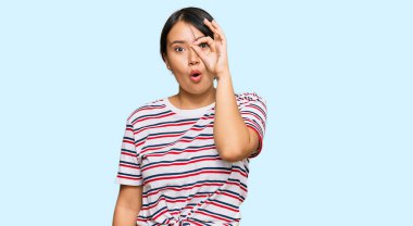 Kısa saçlı, sıradan giyinmiş, güzel bir kadın. Şaşırmış yüzüyle şaşırmış, parmaklarından bakan bir jest yapıyor. İnançsız ifade. 