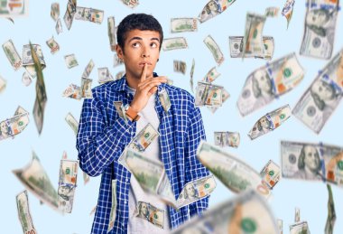 Genç Afro-Amerikalı bir adam günlük giysiler giyiyordu. Kuşkuya yoğunlaşmıştı. Parmakları çenesinde ve yukarı bakıyordu.