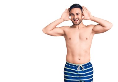 Mayo giyen genç yakışıklı adam gülümseyen neşeli bir şekilde ellerini göstererek dikizliyordu. Şaşırdım ve çıktım. 