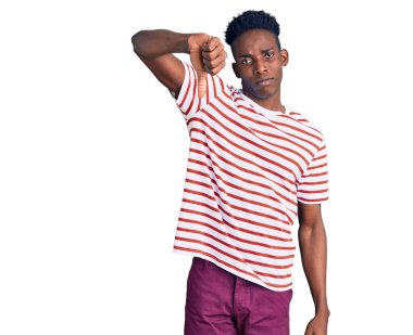 Genç Afro-Amerikalı sıradan kıyafetler giyen mutsuz, kızgın, reddedilmiş ve olumsuz hareketler yapan genç bir adam. kötü ifade. 