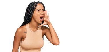 Güzel İspanyol kadın gündelik kıyafetler giyip el ele tutuşarak bağırıyor ve bağırıyordu. iletişim konsepti. 