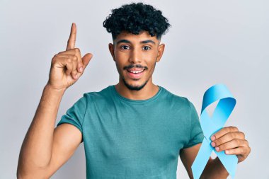 Mavi kurdele tutan genç Arap yakışıklı adam bir fikre ya da soru işaretine şaşırdı. 